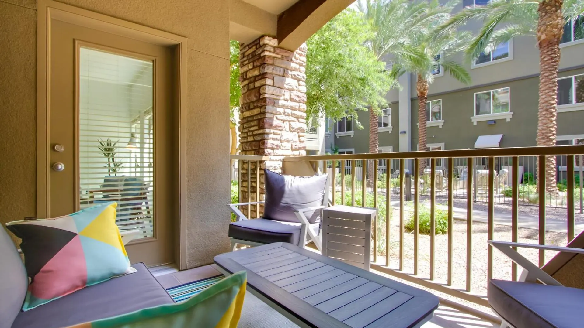 Mid-Century Modern Phoenix Condo, Walk To High St! Apartman
